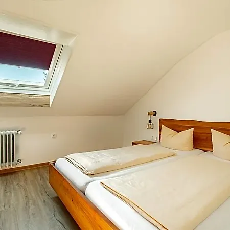 Zum Lowen - Unteres Wirtshaus فندق تيتيسي نيوستادت