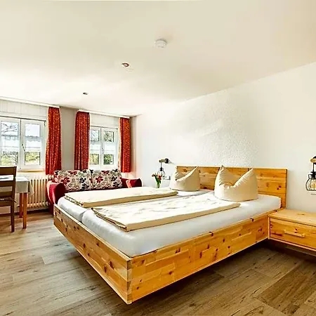Zum Lowen - Unteres Wirtshaus فندق